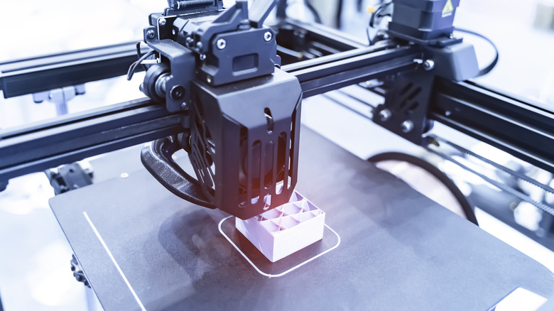 Una impresora 3D está en uso.